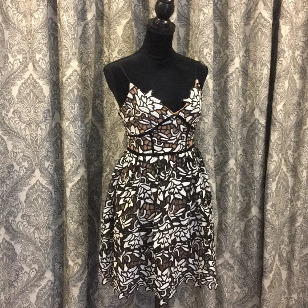 LACE FLORAL DRESS - Picture 2 of 8